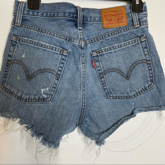 Levi’s Distressed High Rise Wedgie Shorts. Size 27 - Picture 5 of 9